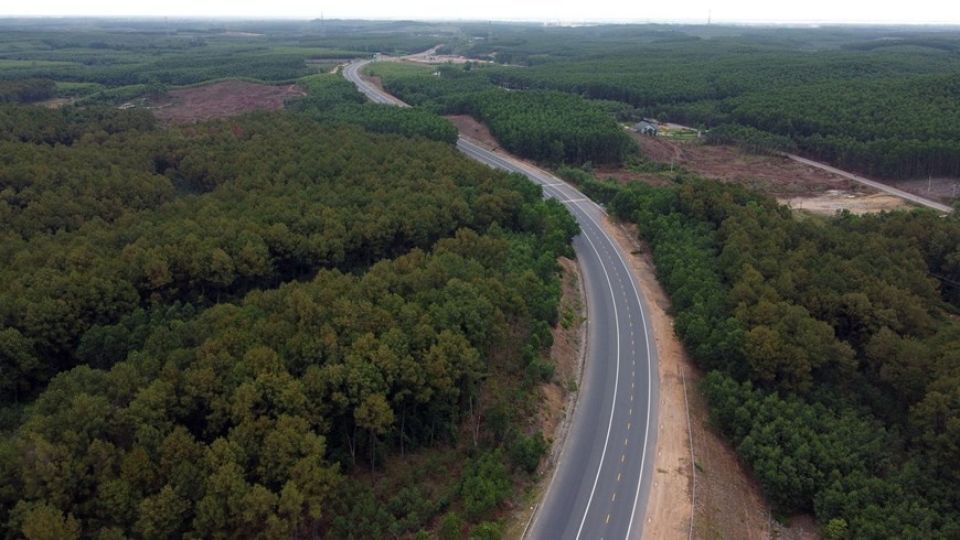 Once opening to traffic, La Son-Tuy Loan expressway is expected to ease congestion and foster local economic development.