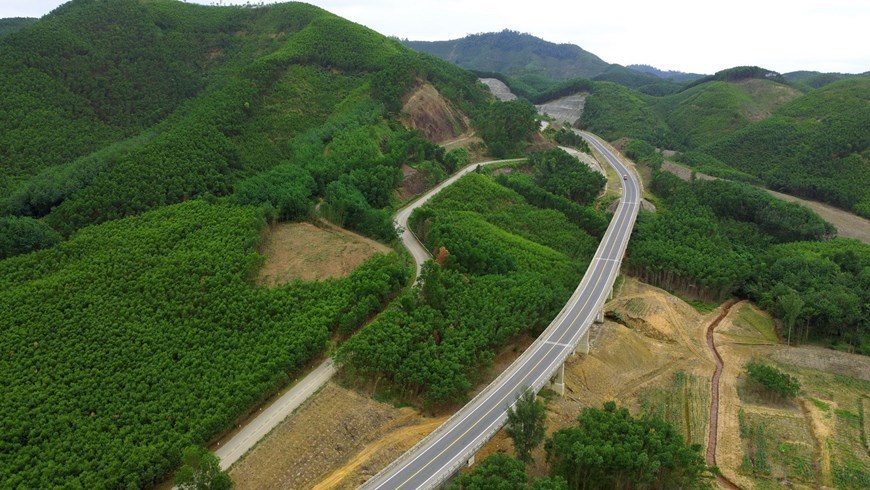 La Son-Tuy Loan expressway has a total investment of 11,485 billion VND, with the first phase being a 77.5km segment with two lanes. Once opening to traffic, La Son-Tuy Loan expressway is expected to ease congestion and foster local economic development. 