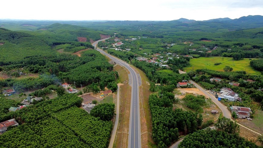 The new road traverses Bach Ma mountain range in the central province of Thua Thien-Hue. 