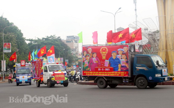 Xe tuyên truyền lưu động của các phường, xã tham gia hội thi diễu hành trên các tuyến đường của TP.Biên Hòa