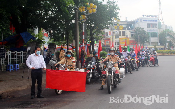 Phó chủ tịch UBND TP.Biên Hòa Nguyễn Duy Tân phất cờ, khai mạc diễu hành hội thi xe tuyên truyền lưu động