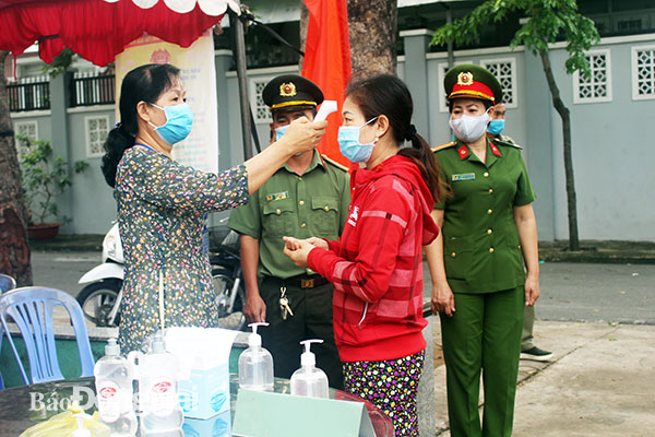 KP.10, P.Tân Phong kiểm tra thân nhiệt trước khi cử tri vào bầu cử