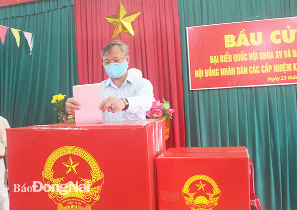 Đồng chí Cao Tiến Dũng, Phó bí thư Tỉnh ủy, Chủ tịch UBND tỉnh bỏ phiếu bầu cử tại KP.10, P.Tân Phong