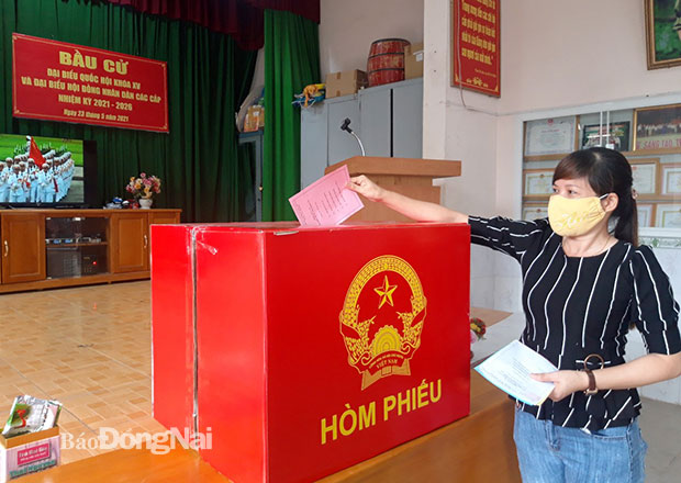 Cử tri công nhân lao động bỏ phiếu tại khu phố 6, P.Long Bình, TP.Biên Hoà. Ảnh: Lan Mai