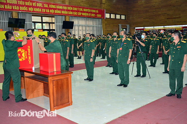Thủ trưởng Bộ CHQS tỉnh và cán bộ chiến sĩ LLVT tỉnh trước giờ khai mạc. Ảnh: Văn Lợi