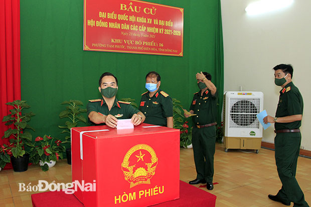 Thiếu tướng Nguyễn Xuân Sơn và thủ trưởng Trường SQLQ2 bỏ phiếu bầu cử. Ảnh: Sĩ Linh