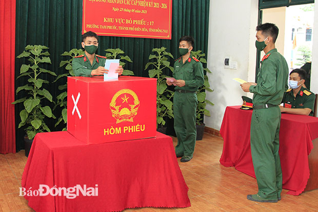 Học viên trường Đại học Nguyễn Huệ bỏ phiếu thực hiện quyền công dân. Ảnh: Sĩ Linh