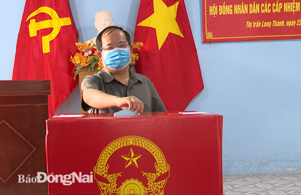 Phó bí thư Quản Minh Cường bỏ phiếu bầu cử tại điểm số 9,  khu Kim Sơn, TT. Long Thành, H.Long Thành. Ảnh: Hoàng Lộc