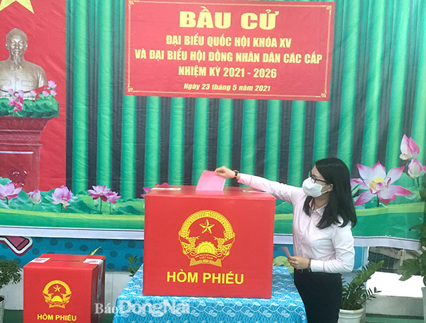 Chủ tịch Liên đoàn Lao động tỉnh Nguyễn Thị Như Ý bỏ phiếu bầu cử đầu tiên tại tổ bỏ phiếu số 1