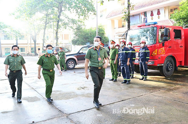 Đại tá Vũ Hồng Văn, Giám đốc Công an tỉnh kiểm tra công tác đảm bảo an ninh trật tự tại Công an H.Trảng Bom sáng sớm ngày 23-5