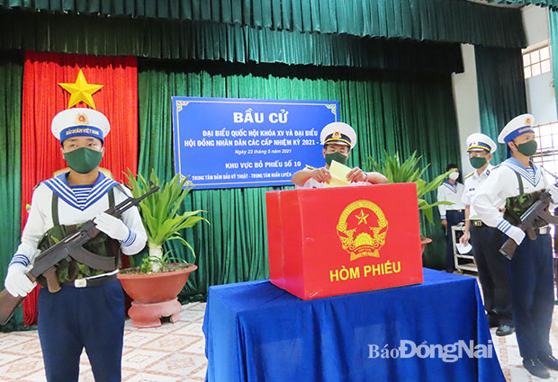 Thượng tá Nguyễn Hữu Lương, Bí thư Đảng ủy, Chính ủy Trung tâm Huấn luyện bỏ phiếu tại ngày bầu cử