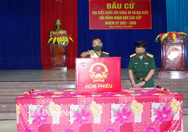 Lãnh đạo Lữ đoàn 26 bỏ phiếu bầu cử. Ảnh: Phan Hoàn