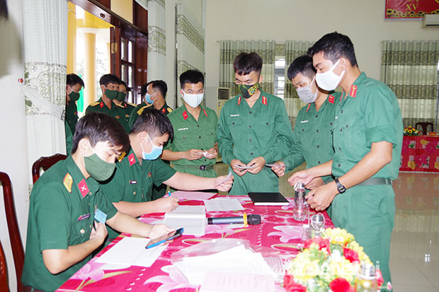 Cán bộ chiến sĩ Lữ đoàn 26 nhận phiếu bầu cử- Ảnh Phan Hoàn