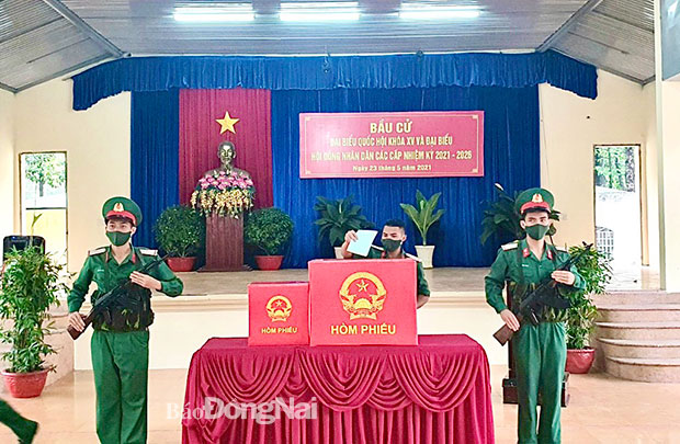 Chiến sĩ mới lữ đoàn 25 Quân khu 7 bỏ phiếu bầu cử- Ảnh Thanh Xuyền