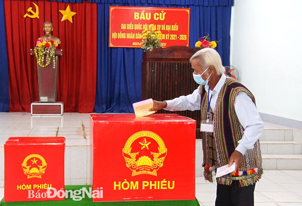Già làng Hùng Văn Xứng tham gia bỏ phiếu bầu cử