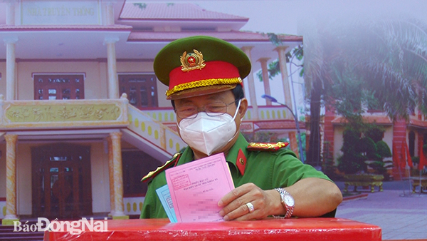 Đồng chí Thái Duy Hồng, Bí thư Đảng ủy, Giám thị Trại giam Z30A bỏ phiếu. Ảnh: Ngọc Hoàng