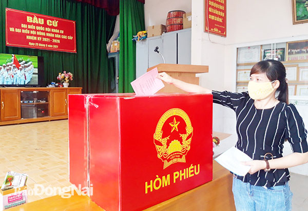 Công nhân lao động ở P.Long Bình, TP.Biên Hòa tham gia bầu cử. Ảnh: Nguyễn Hòa