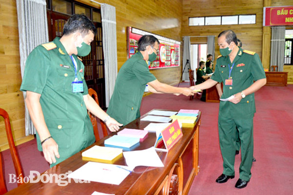 Đại tá Vũ Văn Điền, Chỉ huy trưởng Bộ Chỉ huy quân sự tỉnh nhận phiếu bầu cử tại khu vực bầu cử số 18, P.Tân Phong, TP.Biên Hòa