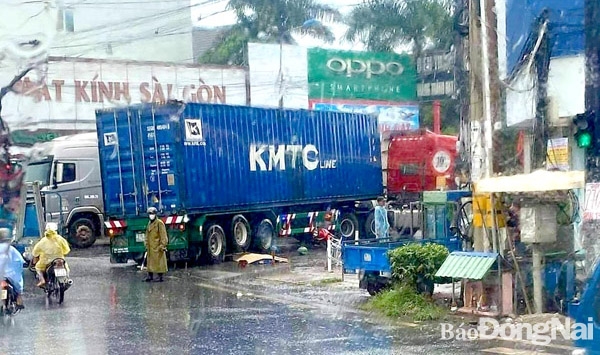 Vào chiều 18-5, khu vực ngã tư Lộc An (H.Long Thành) đã xảy ra vụ tai nạn giao thông nghiêm trọng khiến 1 người tử vong. Ảnh: T.Hải