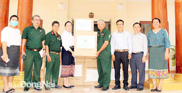 Hội Hữu nghị Việt Nam - Lào tỉnh Đồng Nai trao tặng khẩu trang y tế cho Tổng lãnh sự quán Lào tại TP.HCM. Ảnh: Văn Truyên