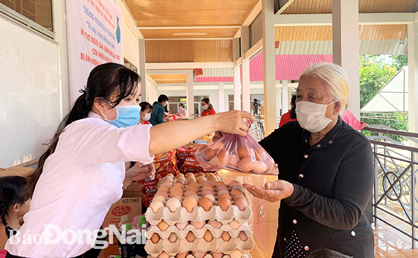 Người cao tuổi tại xã Tà Lài, H.Tân Phú tham gia Phiên chợ nhân đạo. (Ảnh: Phương Anh)