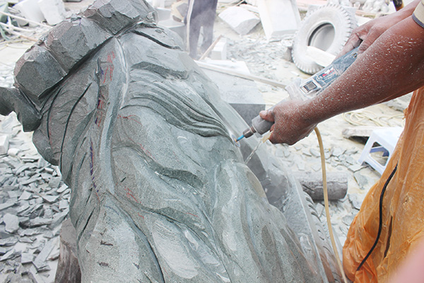 Với tay nghề của các nghệ nhân điêu khắc đá, các đường nét của tượng đá được khắc rất tỉ mỉ để đảm bảo độ tinh xảo