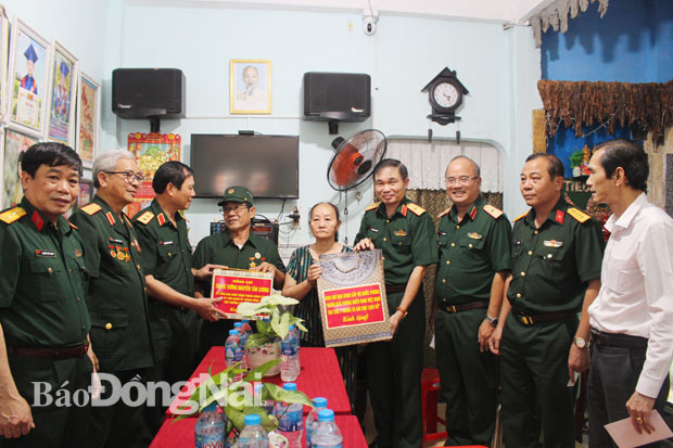 Lãnh đạo Bộ Quốc phòng thăm, tặng quà các gia đình chính sách tại Đồng Nai. Ảnh: Nguyệt Hà