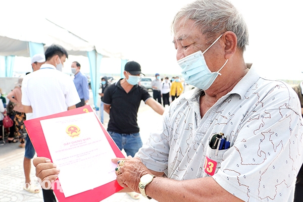 Ông Huỳnh Ngọc Ảnh (xã Bình Sơn, H.Long Thành) vui mừng khi là một trong những hộ dân đầu tiên thuộc vùng dự án Sân bay Long Thành nhận sổ hồng đất tái định cư. Ảnh: PHẠM TÙNG