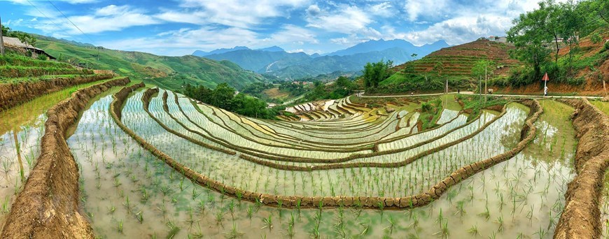 Visitors to Y Ty will be treated to the breathtaking beauty of terraced rice fields stretching over the mountains there during this season when local residents transplant rice seedlings.