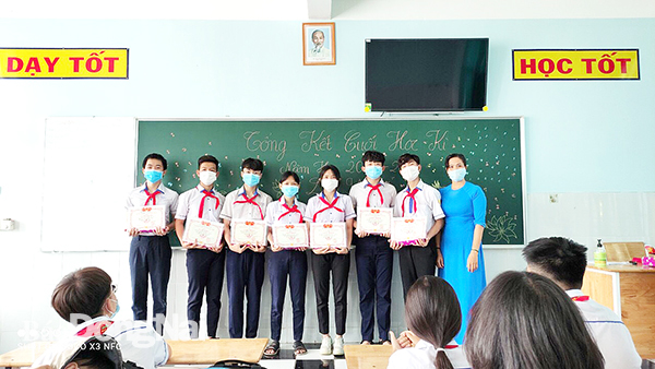 Học sinh lớp 9A2, Trường TH-THCS-THPT Đinh Tiên Hoàng (TP.Biên Hòa) tham dự lễ tổng kết tại lớp học