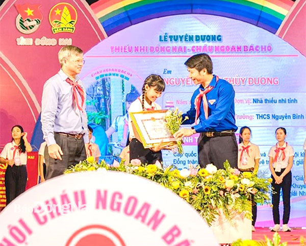 Học sinh Nguyễn Ngọc Thùy Dương (lớp 7, Trường THCS Nguyễn Bỉnh Khiêm, TP.Biên Hòa) nhận bằng khen tại Đại hội Cháu ngoan Bác Hồ tỉnh Đồng Nai 2020. Ảnh: My Ny