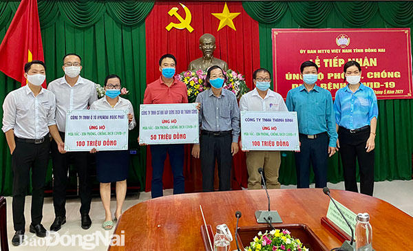 Lãnh đạo Ủy ban MTTQ Việt Nam tỉnh tiếp nhận và chụp hình lưu niệm với các doanh nghiệp đến trao hỗ trợ. Ảnh: N.Trinh