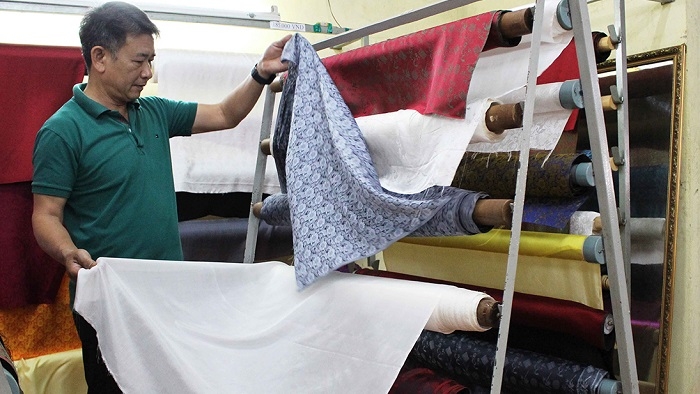 Piles of glossy silk on display at a shop in Lam Ha district (Photo: VnExpress)