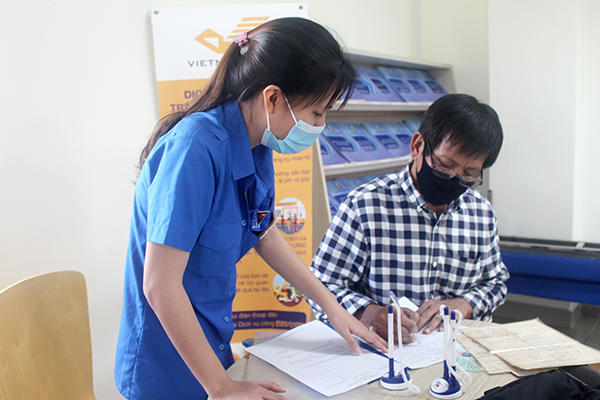 Sinh viên tình nguyện hỗ trợ hướng dẫn cho người dân khi đến giải quyết thủ tục hành chính tại Trung tâm Hành chính công tỉnh