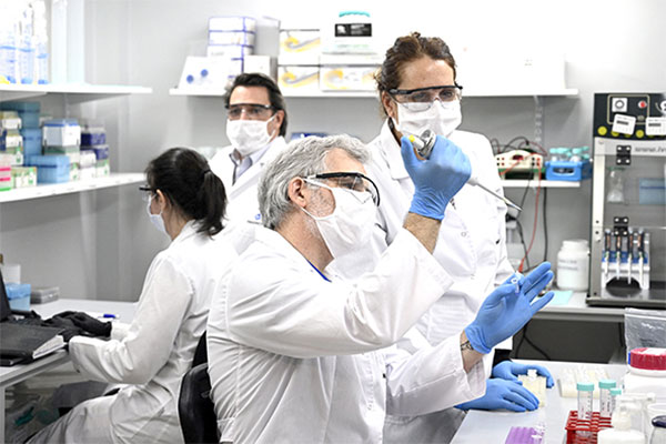Các nhà khoa học nghiên cứu vaccine ngừa Covid-19 tại một phòng thí nghiệm ở Buenos Aires, Argentina ngày 19-6-2020. Ảnh: AFP/TTXVN