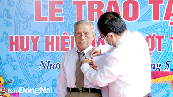 Phó bí thư Tỉnh ủy Quản Minh Cường trao tặng Huy hiệu 75 năm tuổi Đảng cho đồng chí  Đỗ Hồng Giang. Ảnh: Thành Phương