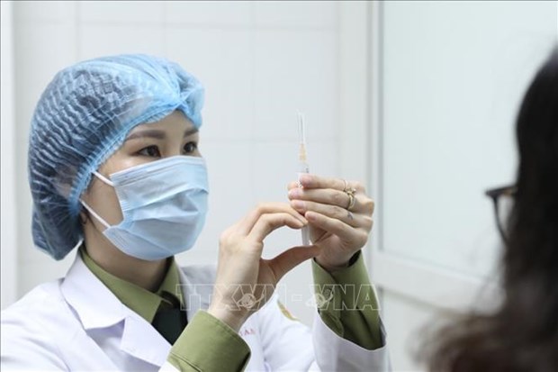 Doctor prepares to inject Nano Covax COVID-19 vaccine on a volunteer. (Photo: VNA)