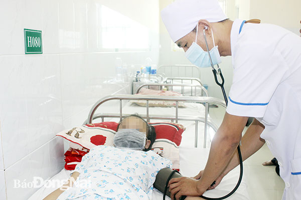 Một bệnh nhân bị bệnh sốt xuất huyết điều trị tại Bệnh viện Nhi đồng Đồng Nai. Ảnh: Hạnh Dung