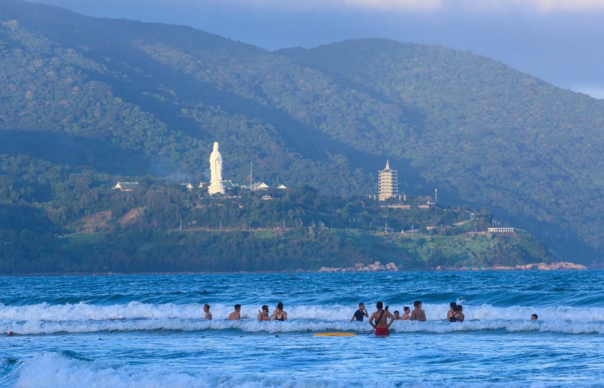 The Linh Ung - Bai But Pagoda complex is located on a hill of Son Tra peninsula, leaning on the mountain and facing the sea. 