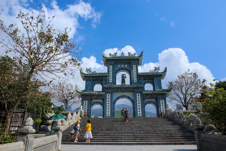 The stunning view of the Linh Ung - Bai But Pagoda complex is opened up after hiking up several stone steps to Tam Quan gate