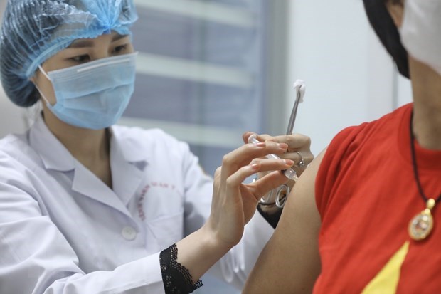 Injecting Nano Covax vaccine (Photo: VNA)