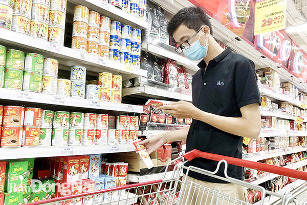 Người tiêu dùng chọn mua các sản phẩm sữa đặc với thiết kế bao bì dạng tuýp tiện dụng của một thương hiệu sữa Việt tại một siêu thị ở TP.Biên Hòa. Ảnh: H.Quân