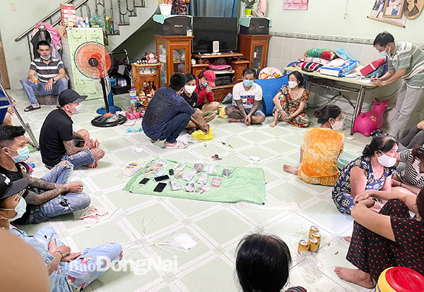 Nhóm đối tượng đánh bạc tại P.Long Bình Tân (TP.Biên Hòa) bị công an bắt giữ có rất nhiều phụ nữ lớn tuổi tham gia. Ảnh: Trần Danh