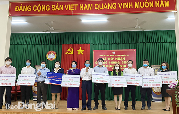 Lãnh đạo Ủy ban MTTQ Việt Nam tỉnh tiếp nhận ủng hộ từ các doanh nghiệp