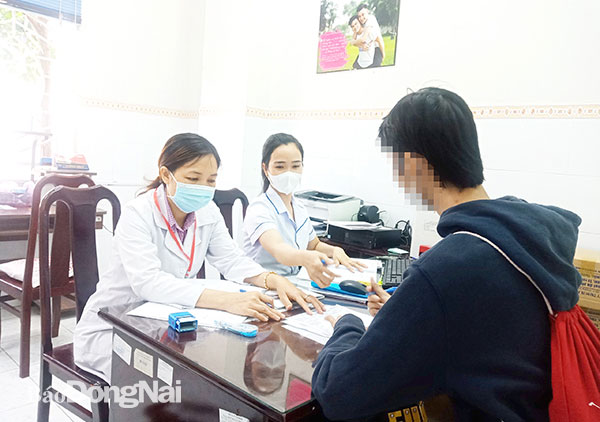 Hiện nay, việc điều trị HIV bằng thuốc ARV hiệu quả rất cao. Trong ảnh: Một bệnh nhân bị nhiễm HIV đến điều trị bằng thuốc ARV tại Khoa Phòng chống HIV/AIDS, Trung tâm Kiểm soát bệnh tật tỉnh. Ảnh: Tố Tâm