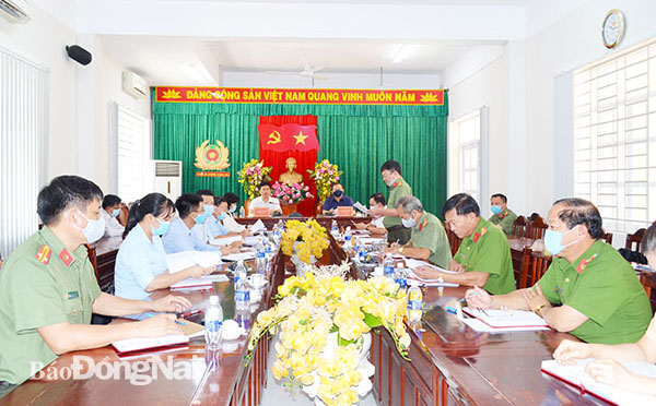 Đảng ủy Công an H.Xuân Lộc báo cáo tình hình hoạt động của đơn vị trong 6 tháng đầu năm 2021 với Thường trực Tỉnh ủy. Ảnh: Phương Hằng