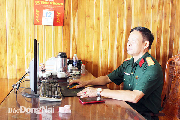 Cựu chiến binh Trần Xuân Tình làm việc tại công ty của mình. Ảnh: Hồ Thảo