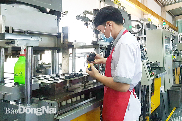 Sản xuất tại Công ty TNHH Tương Lai (chuyên cung ứng cao su kỹ thuật, nhựa công nghiệp), doanh nghiệp đã và đang được thụ hưởng nguồn vốn hỗ trợ từ chương trình khuyến côn. Ảnh: V.Gia