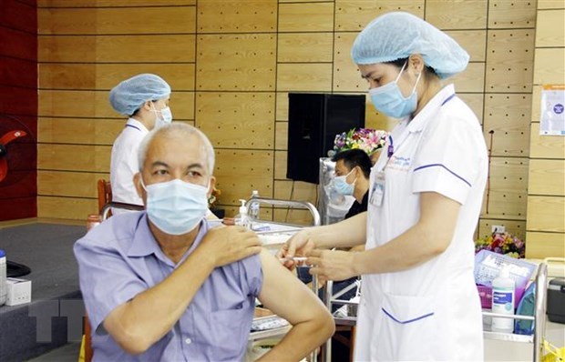 Injecting COVID-19 vaccine (Photo: VNA)