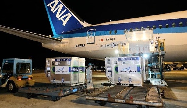 Nearly one million doses of AstraZeneca COVID-19 vaccines donated by the Japanese Government arrives at Noi Bai International Airport in Hanoi on late June 16. (Photo: VNA)
